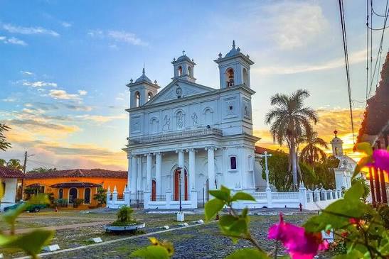 Parque Central de Suchitoto en estado original